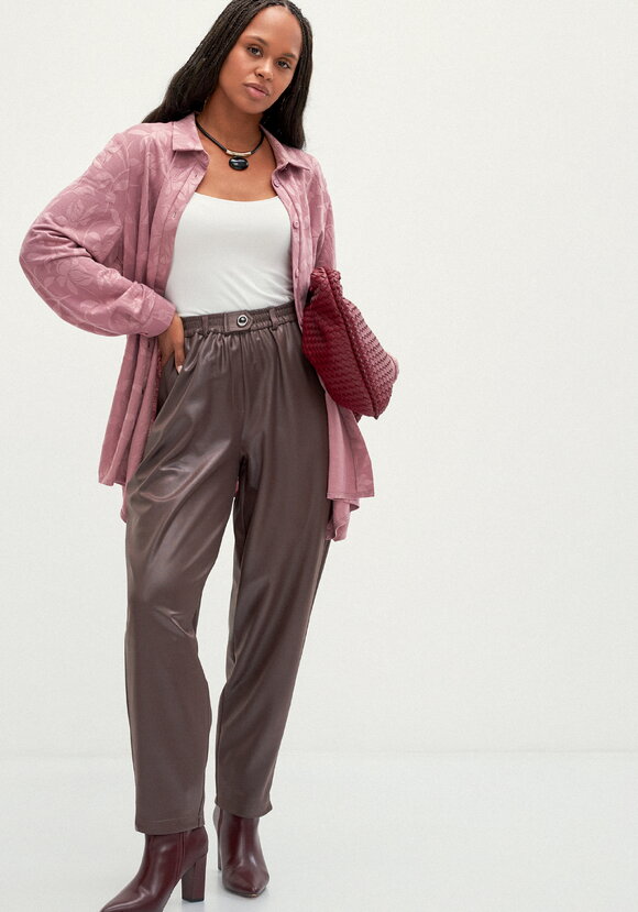 Брюки бананы с глянцевым напылением шир.  580, рис. 1