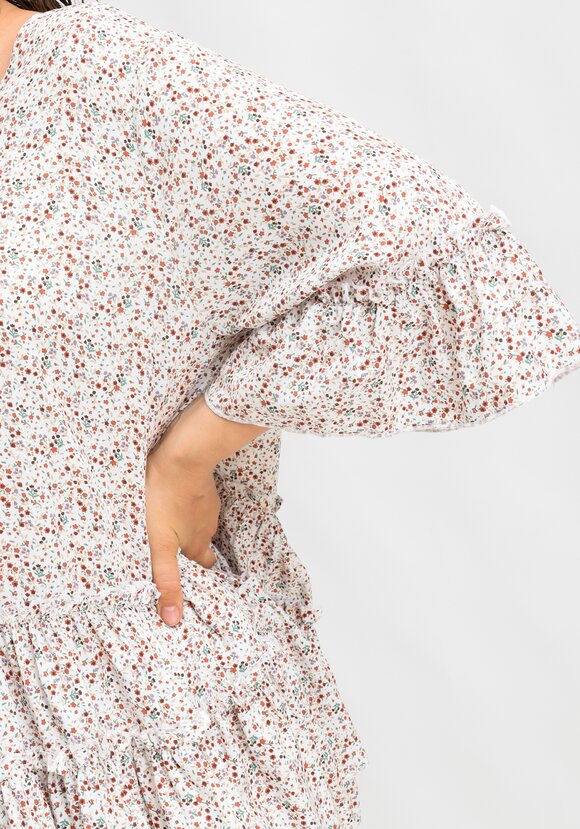 Блуза с воланом по низу и на рукавах шир.  580, рис. 24