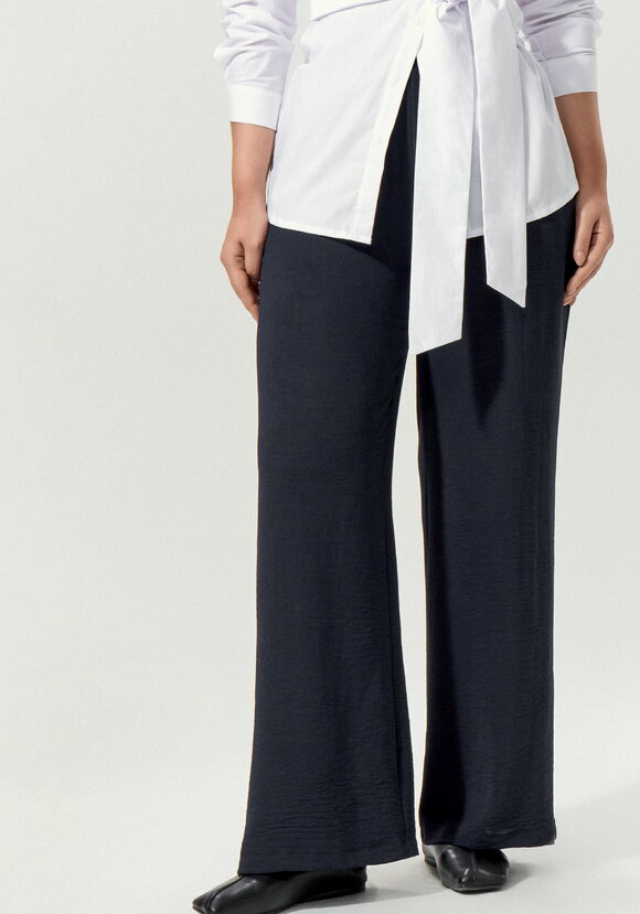 Брюки свободные на резинке по поясу шир.  580, рис. 17