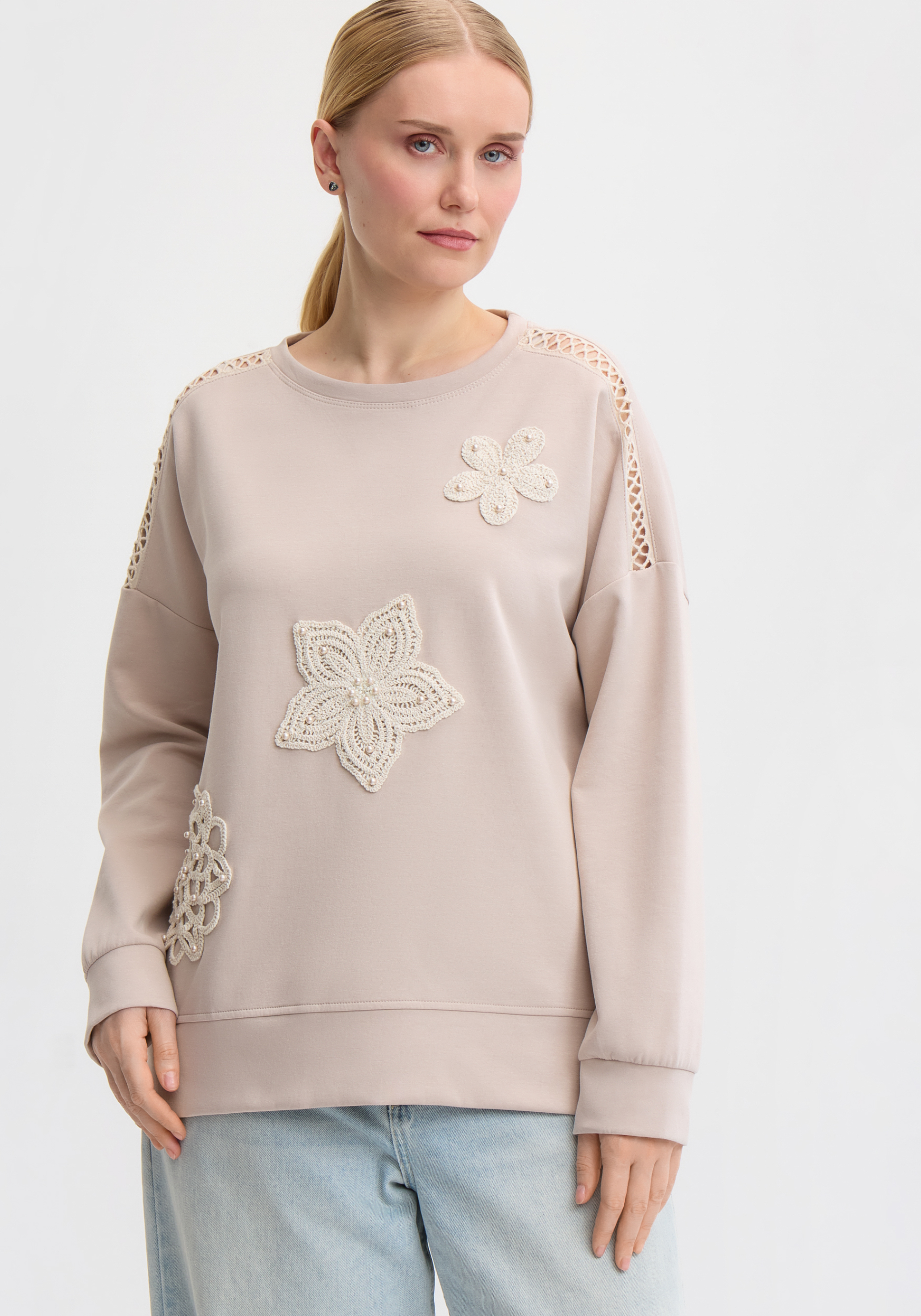 Свитшот с обьемным декором 4499₽