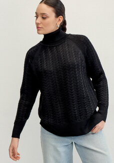 Свитер вязаный с косами и высоким горлом