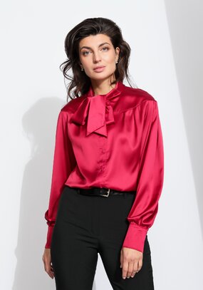 Блуза прямого силуэта с бантом