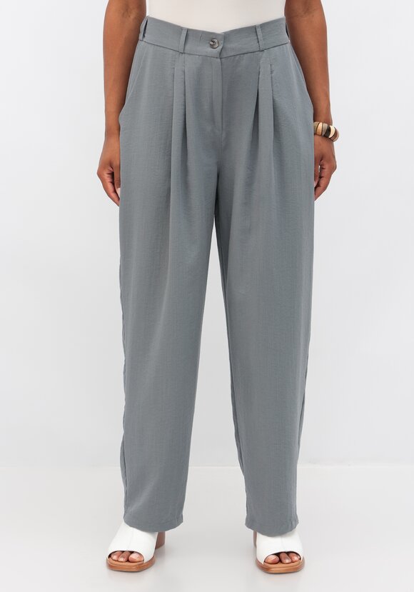 Брюки свободного кроя с защипами на поясе шир.  580, рис. 4