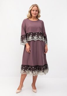 Платье с отделкой кружевом