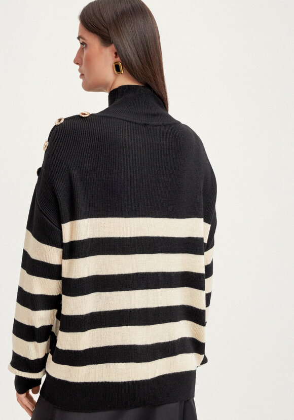 Джемпер с декоративными пуговицами в полоску шир.  580, рис. 18