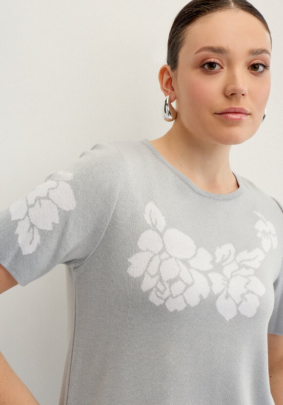 Джемпер с цветами по полочке и рукавам шир.  580, рис. 11