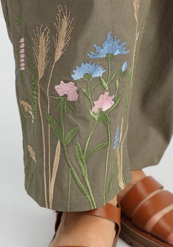 Брюки с вышивкой по низу шир.  580, рис. 32