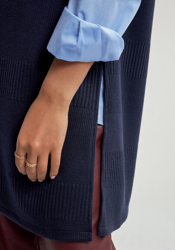 Жилет из трикотажа с фактурным рисунком шир.  580, рис. 22