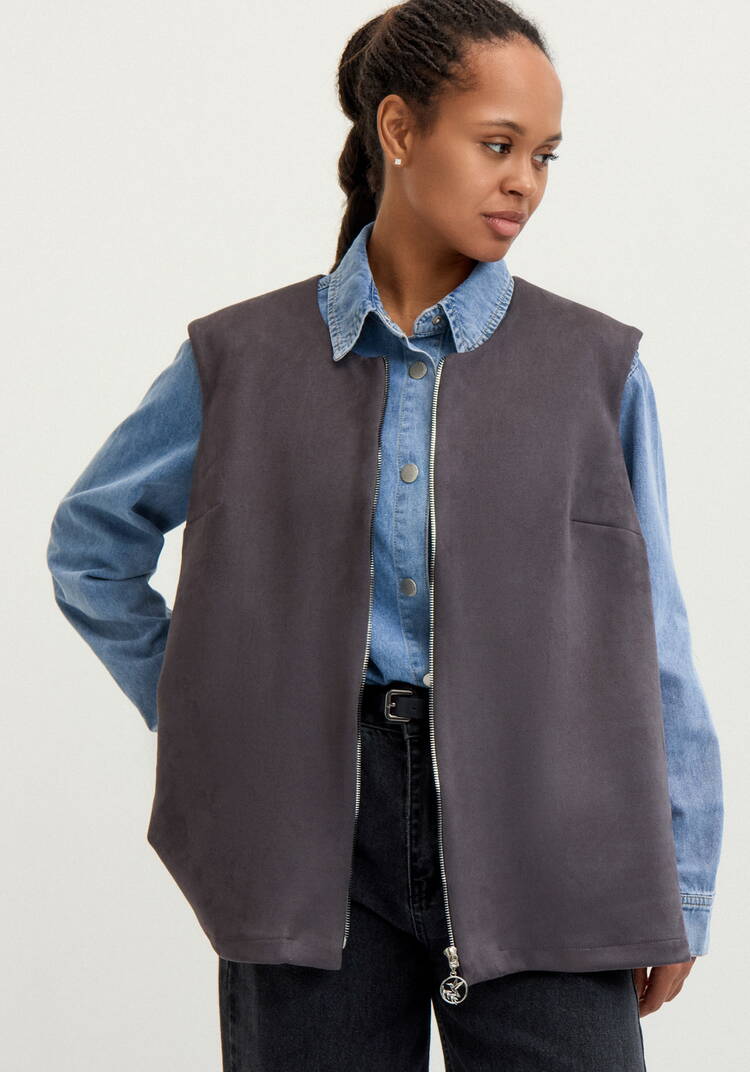 Жилет на молнии из замши шир.  750, рис. 9