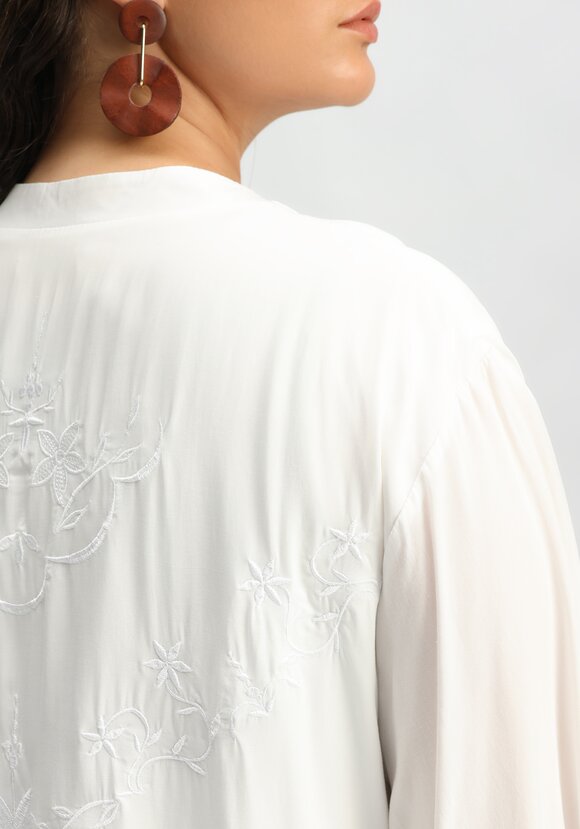 Рубашка удлиненная с вышивкой на кокетке шир.  580, рис. 34