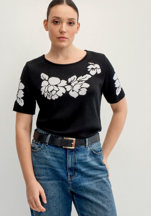 Джемпер с цветами по полочке и рукавам шир.  580, рис. 1