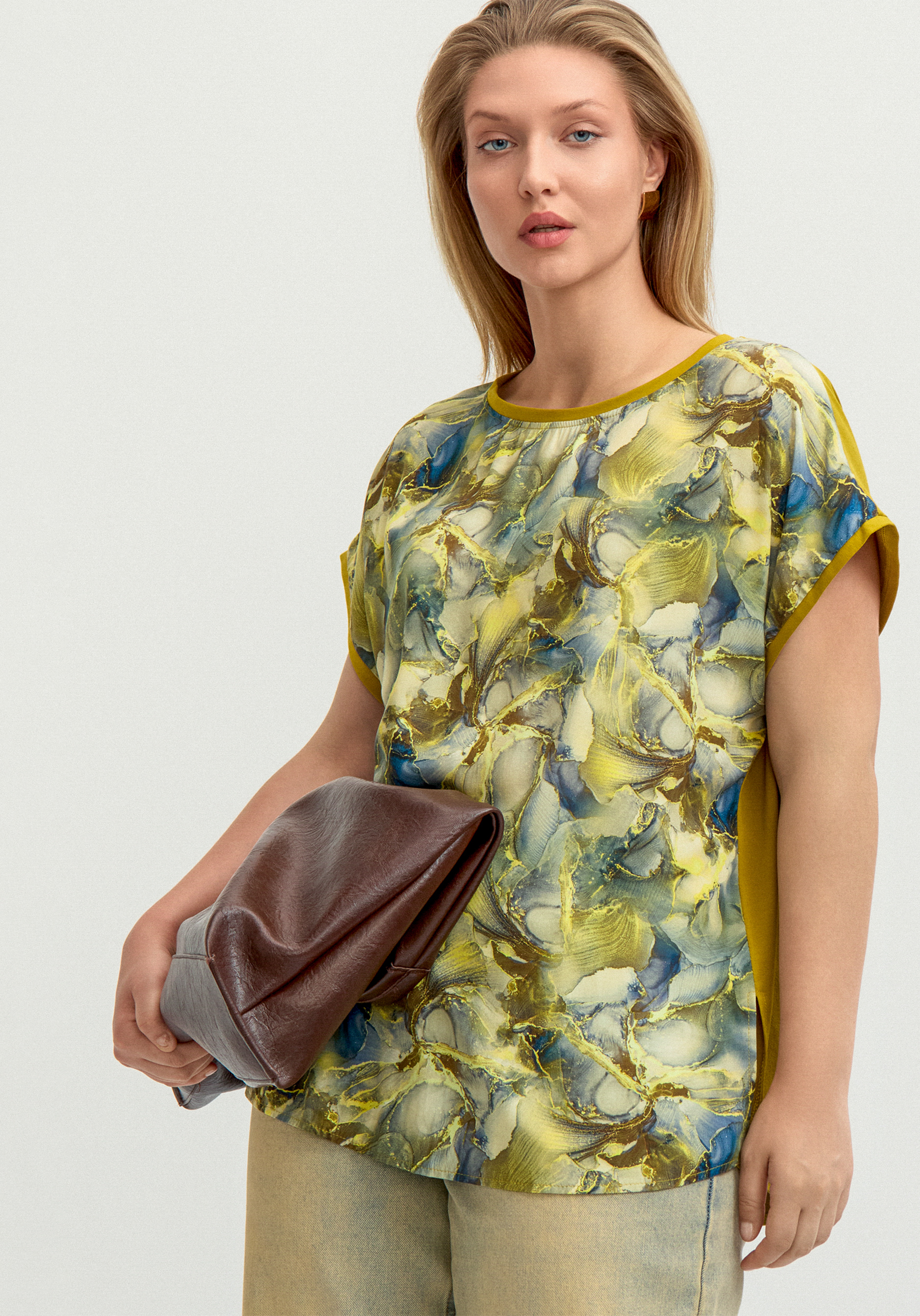 Блуза комбинированная со спущенным плечом