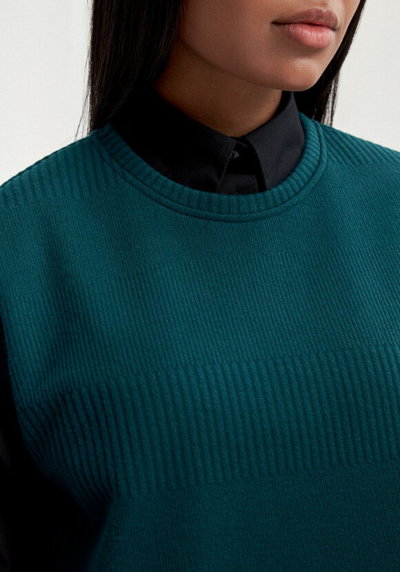 Жилет из трикотажа с фактурным рисунком шир.  580, рис. 13