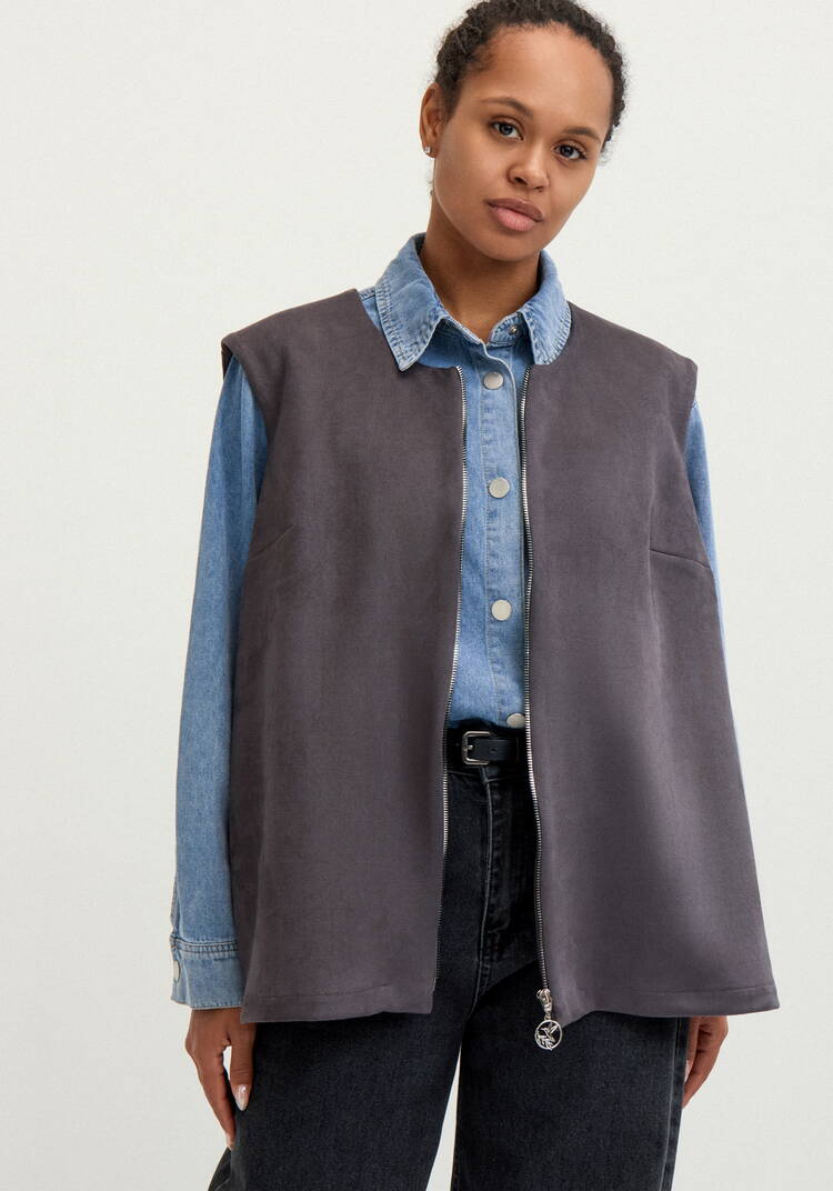 Жилет на молнии из замши шир.  750, рис. 16