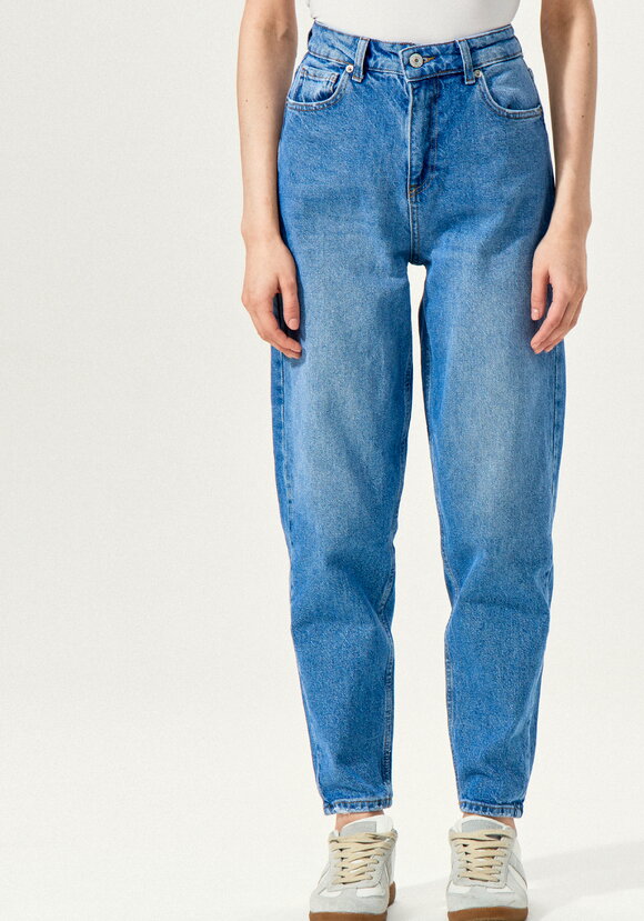 Мом-джинсы с зауженными к низу брючинами шир.  580, рис. 12