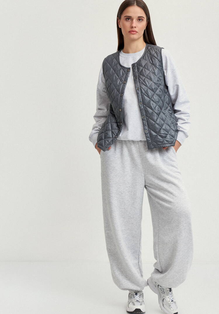 Жилет стёганый с застёжкой на кнопки шир.  750, рис. 39