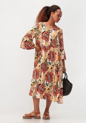 Платье свободного силуэта с рюшей по рукавам