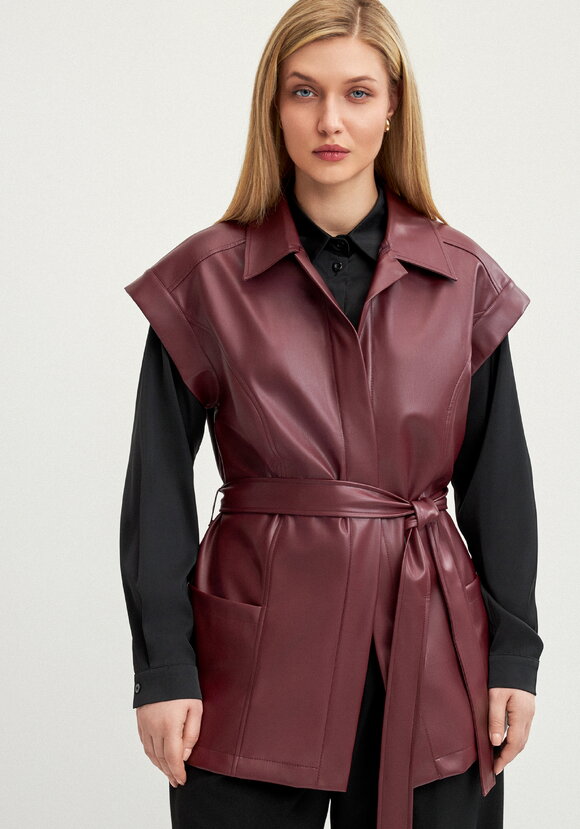 Жилет из эко-кожи на запах шир.  580, рис. 27