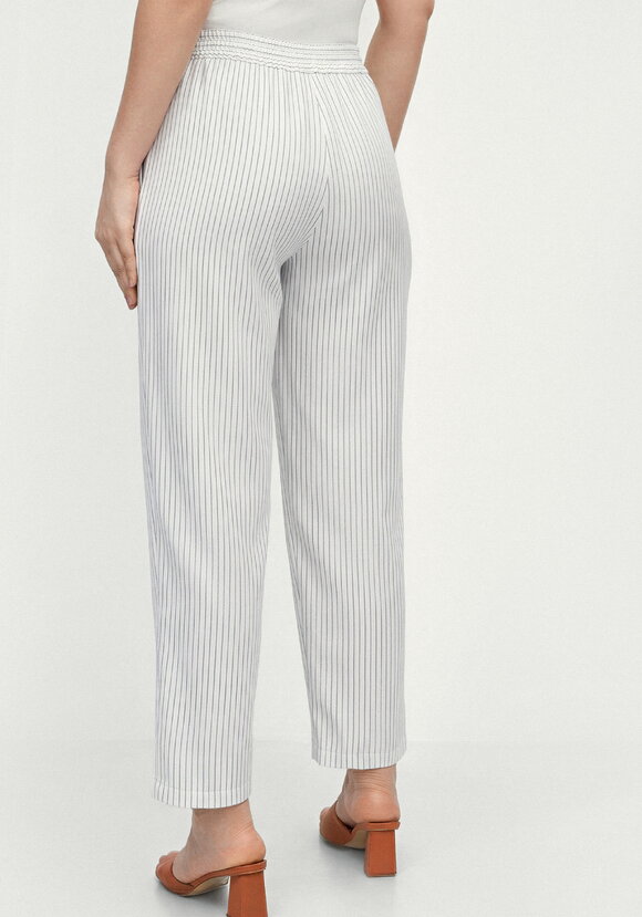 Костюм из жакета и брюк в полоску шир.  580, рис. 23