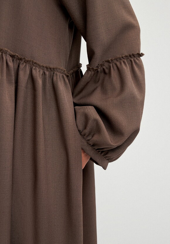 Платье с обьемными рукавами шир.  580, рис. 14