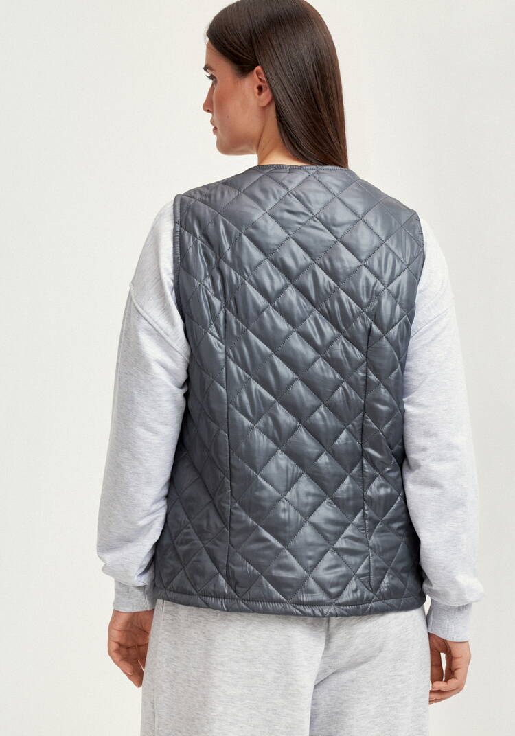 Жилет стёганый с застёжкой на кнопки шир.  750, рис. 33