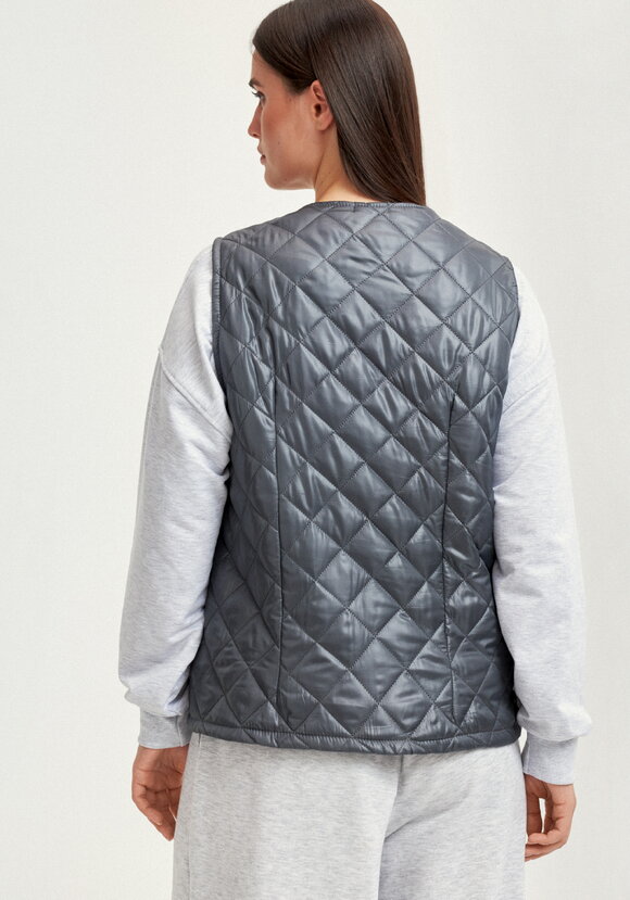 Жилет стёганый с застёжкой на кнопки шир.  580, рис. 33