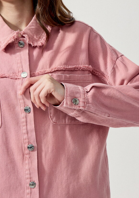 Джинсовая куртка с бахромой по краям шир.  580, рис. 30