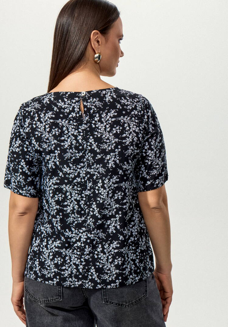 Блуза с пуговицей по спинке шир.  750, рис. 10