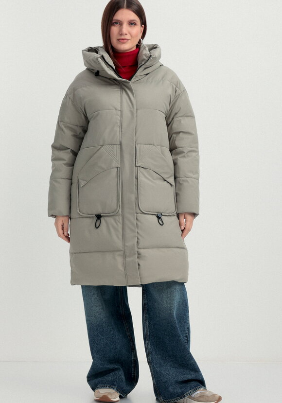 Пуховик стеганый с асимметричными карманами шир.  580, рис. 40