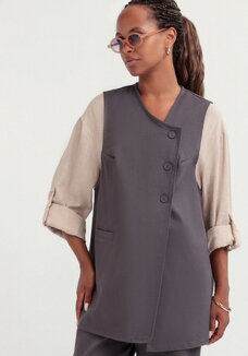 Жилет с асимметричной застежкой