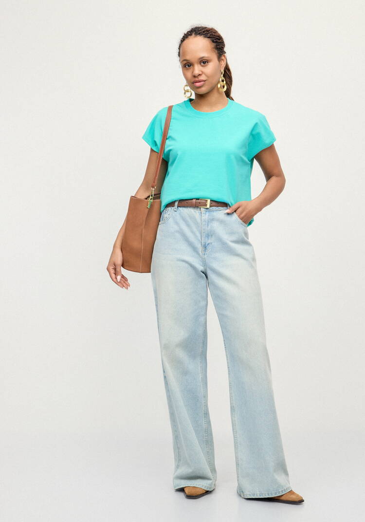 Футболка из трикотажа со спущенным плечом шир.  750, рис. 37