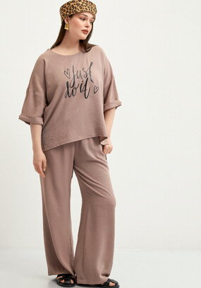 Костюм брючный с лаконичным принтом