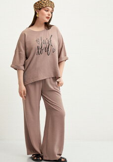 Костюм брючный с лаконичным принтом