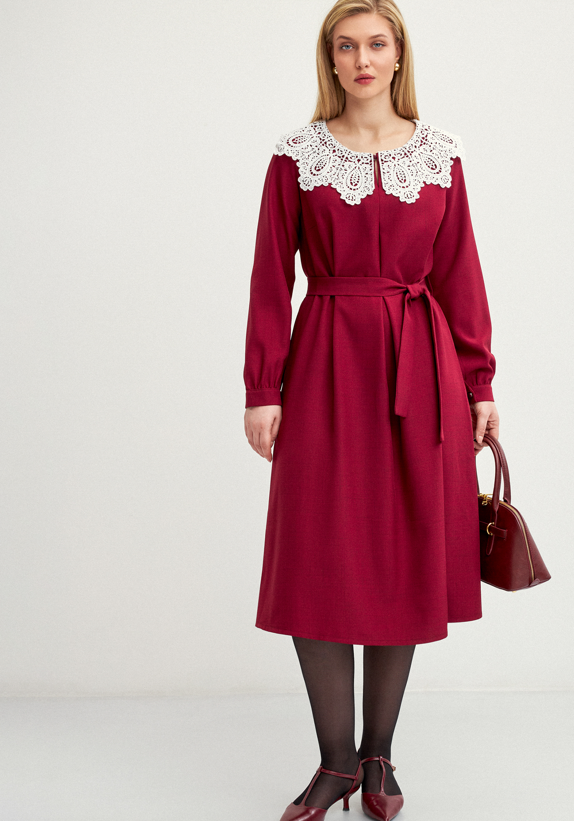 Платье свободного кроя с кружевным воротником