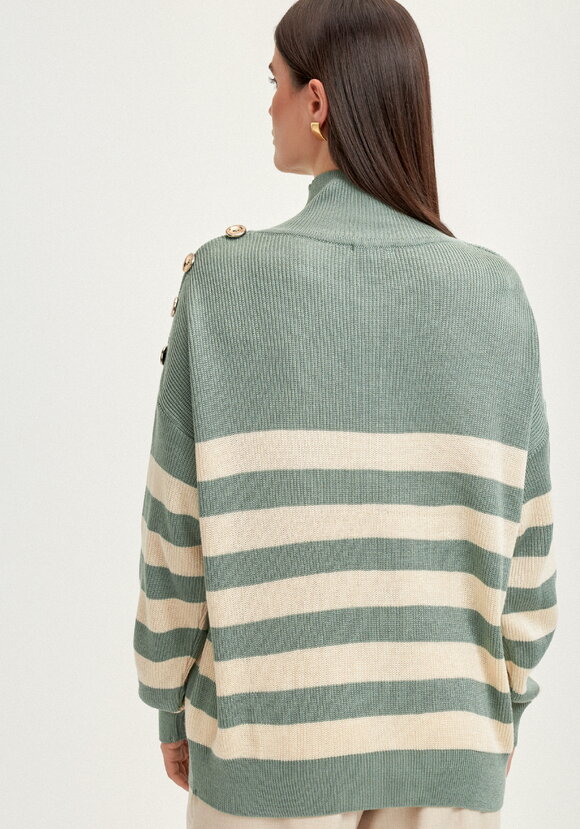 Джемпер с декоративными пуговицами в полоску шир.  580, рис. 11