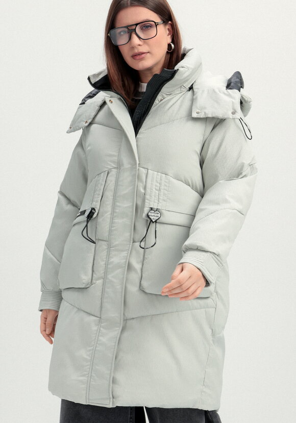 Пуховик с капюшоном и объемными карманами шир.  580, рис. 28