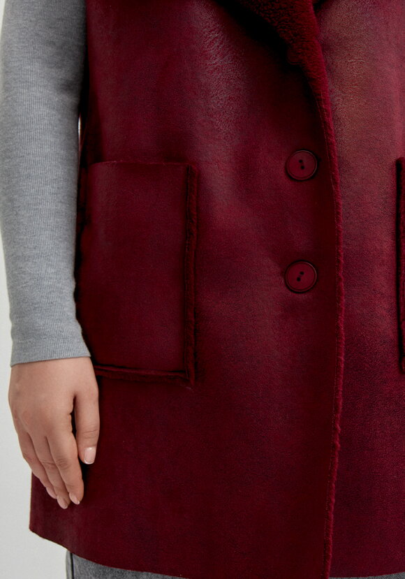 Жилет из эко дубленки шир.  580, рис. 7