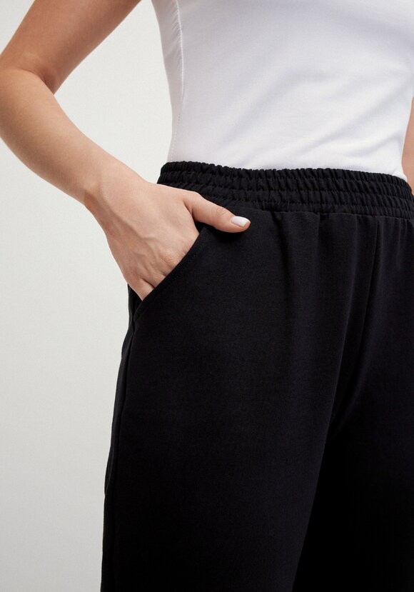 Костюм с флористическим принтом на футболке шир.  580, рис. 17