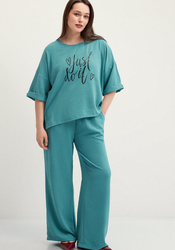 Костюм брючный с лаконичным принтом шир.  580, рис. 19