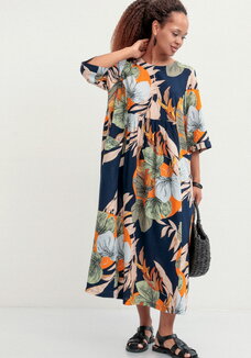 Платье из штапеля с тропическим принтом