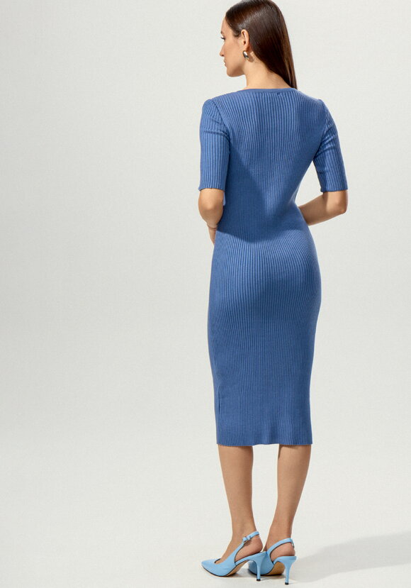 Платье прямое миди с V-образным вырезом шир.  580, рис. 3