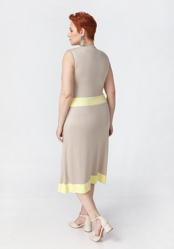 Платье однотонное с контрастными вставками шир.  580, рис. 2