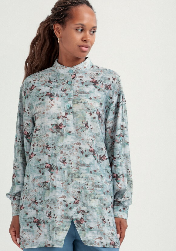 Блуза оригинального кроя с воротом стойка шир.  580, рис. 13