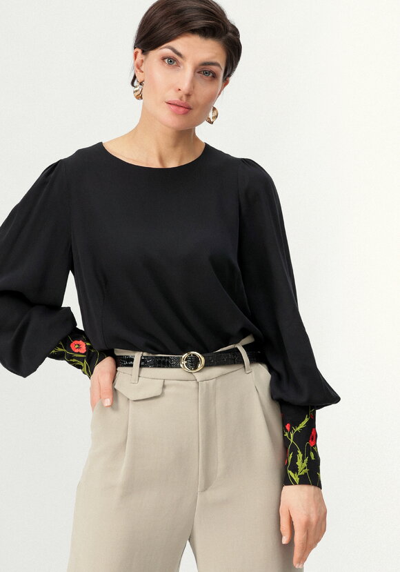 Блуза с цветочной вышивкой на манжетах шир.  580, рис. 4