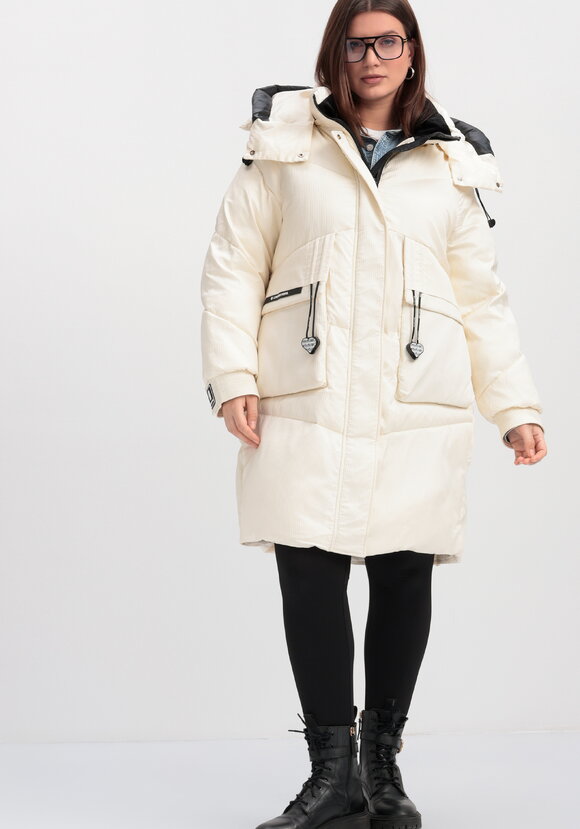 Пуховик с капюшоном и объемными карманами шир.  580, рис. 41