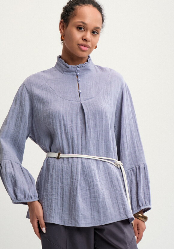 Блуза свободного кроя с рюшей по вороту шир.  580, рис. 8