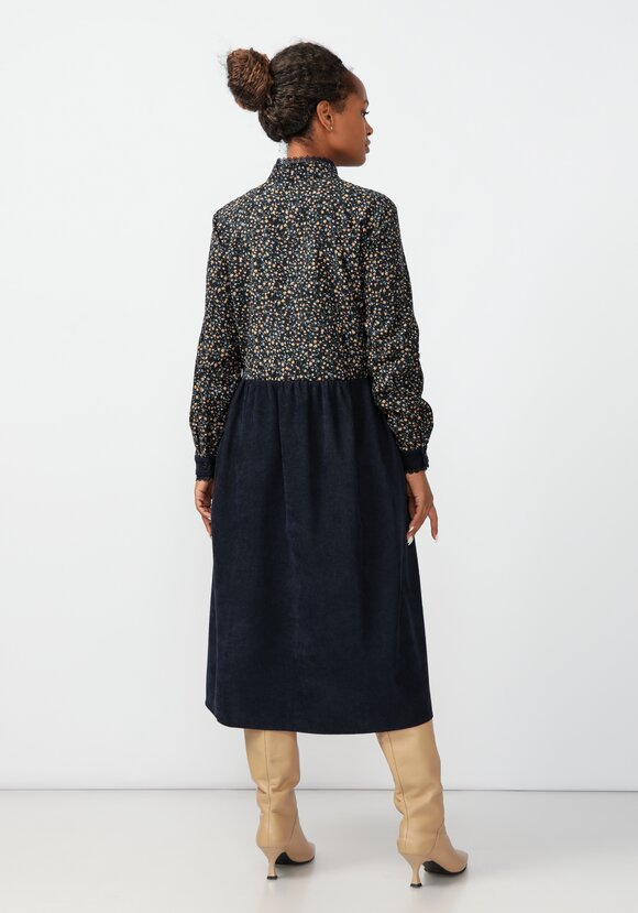 Платье из комбинированной вельветовой ткани шир.  580, рис. 26