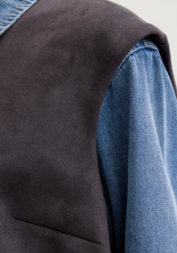 Жилет на молнии из замши шир.  580, рис. 14