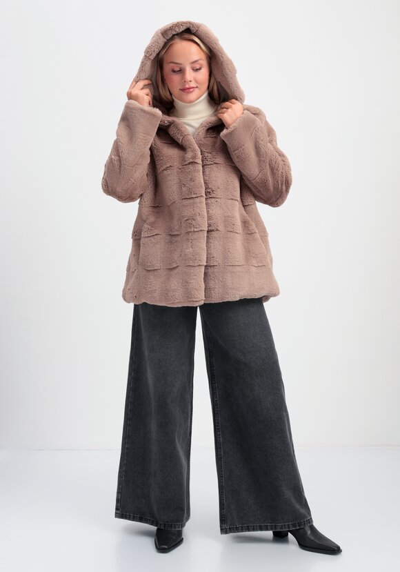 Шуба фактурная с капюшоном и брошью шир.  580, рис. 19