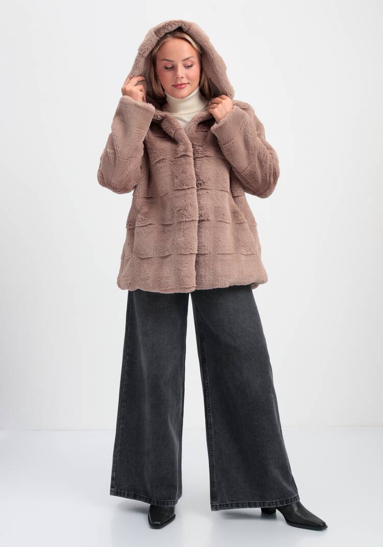 Шуба фактурная с капюшоном и брошью шир.  750, рис. 19